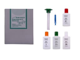 Abgebildetes BOR-TESZT-Set: Anleitung, Messhilfe, blaue Spritze und vier Flaschen.