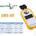 Gelbes Digitalrefraktometer mit geöffneter Abdeckung, Aufschrift DBS-50 und englischer Datentabelle.