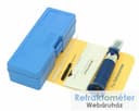 Blaues Handrefraktometer neben geschlossenem blauem Etui, Anleitung, Tropfer und Schraubendreher.
