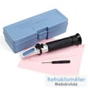Schwarzes Refraktometer neben blauem Etui, Tuch, Tropfer und kleinem Schraubendreher.