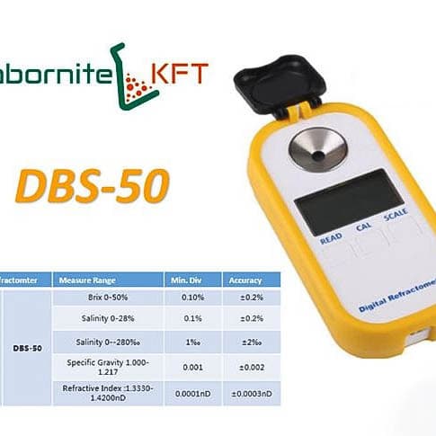 Gelbes Digitalrefraktometer mit geöffneter Abdeckung, Aufschrift DBS-50 und englischer Datentabelle.