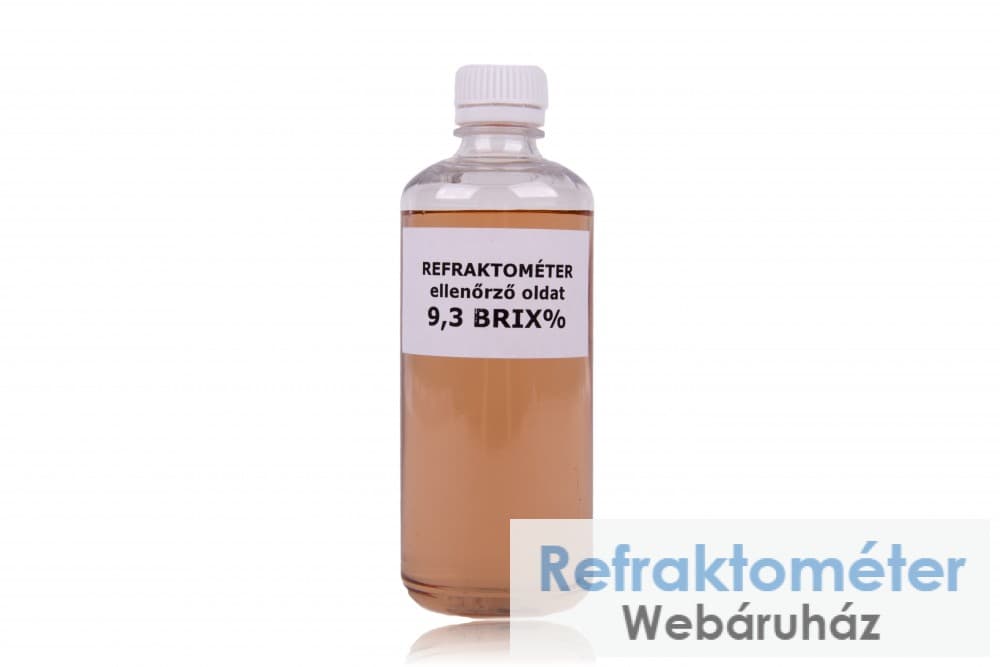 Flasche mit dem ungarischen Etikett „REFRAKTOMÉTER ellenőrző oldat 9,3 BRIX%”.